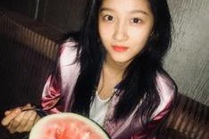 女孩发吃瓜,女孩吃瓜背后的故事